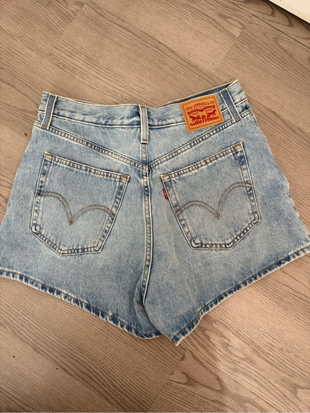 Levi’s High Waisted Mom Shorts 30